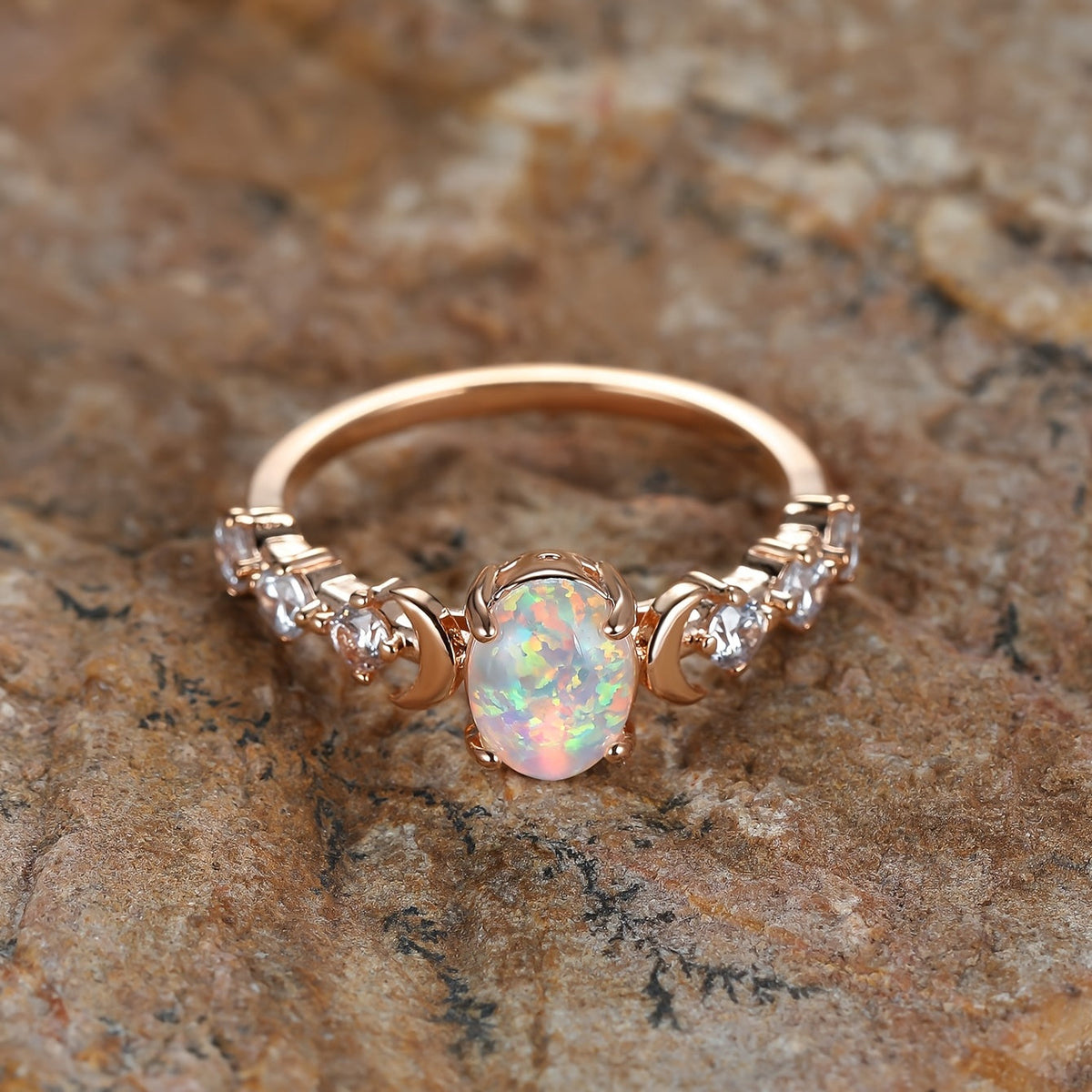 Roségouden ring met ovale witte opaal en maantje