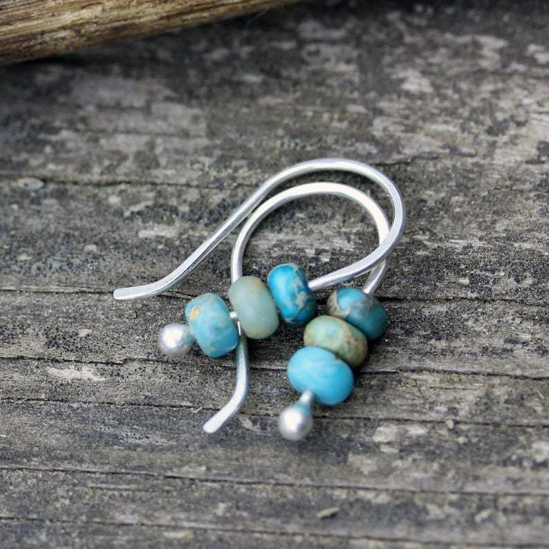Minimalistische zilveren oorbellen met turquoise kralen