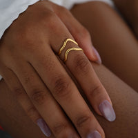 Gouden minimalistische ringenset met golfdesign