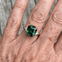 Gouden ring met groene edelsteen