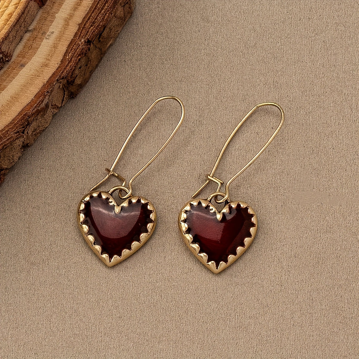 Gouden vintage oorbellen met donkerrood hart