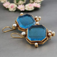 Gouden vintage oorbellen met blauwe glassteen en parels