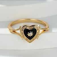 Gouden ring met zwart geëmailleerd hart en zonnetje