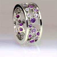 Brede zilveren ring met blauwe en witte zirkonia
