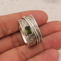 Zilveren brede ring met groene edelsteen