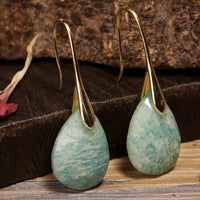 Gouden oorbellen met levendige multicolor natuursteen druppel