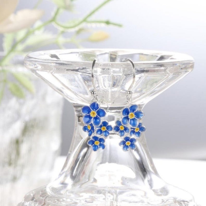 Zilveren oorbellen met blauwe emaille bloemen