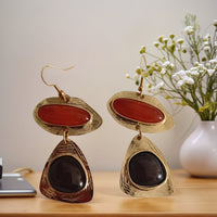 Gouden vintage oorbellen met rode en zwarte stenen