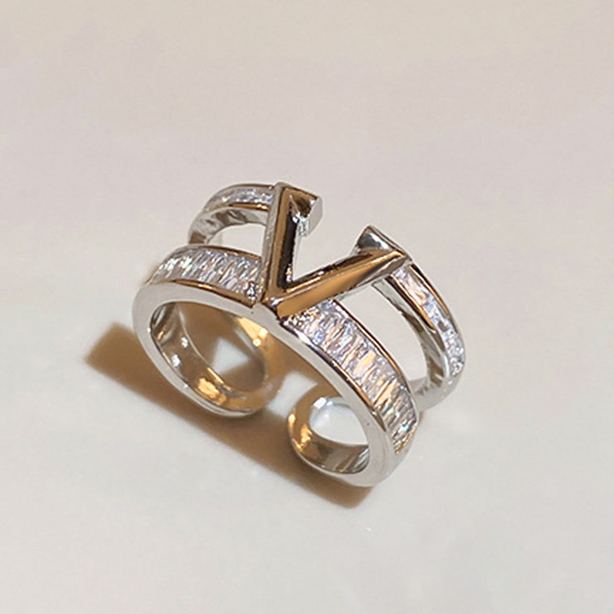 Tweekleurige verstelbare ring met baguette zirkonia en V-motief