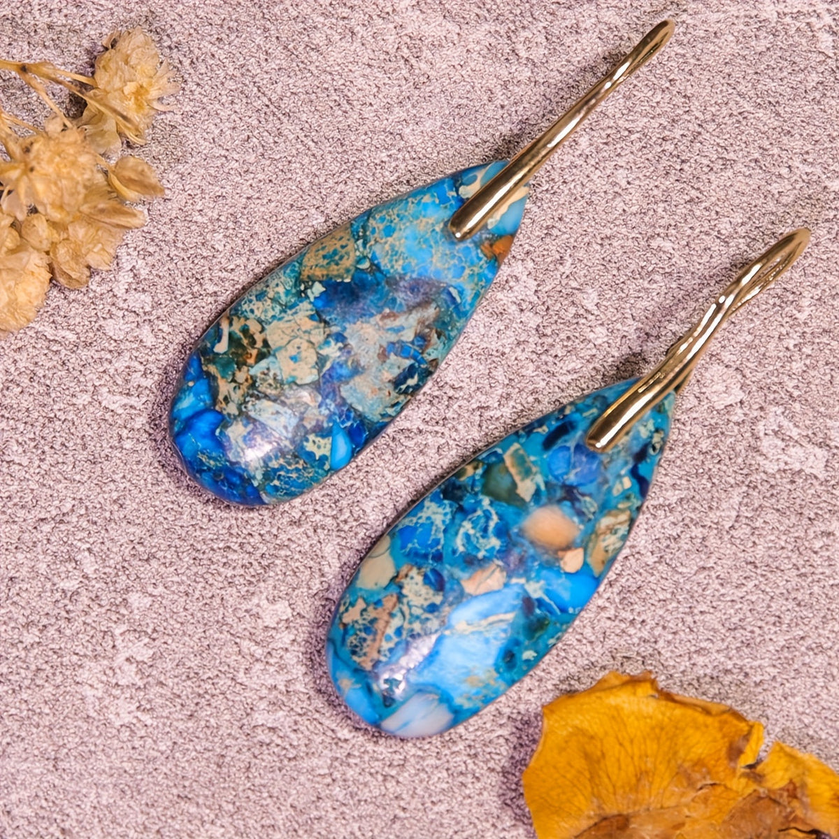 Gouden oorbellen met blauwe sediment natuursteen druppel
