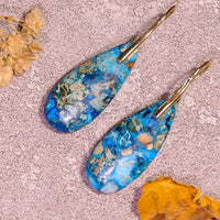 Gouden oorbellen met blauwe sediment natuursteen druppel