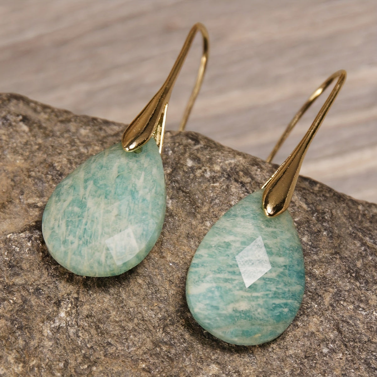 Gouden oorbellen met levendige multicolor natuursteen druppel