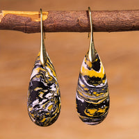 Gouden oorbellen met geel-zwarte natuursteen druppel