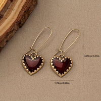 Gouden vintage oorbellen met donkerrood hart