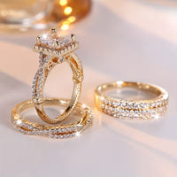 Gouden ringenset met vierkante solitaire en pavé banden
