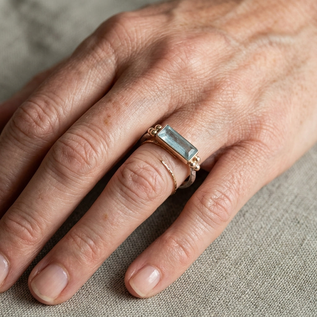 Zilveren ring met lichtblauwe rechthoekige edelsteen