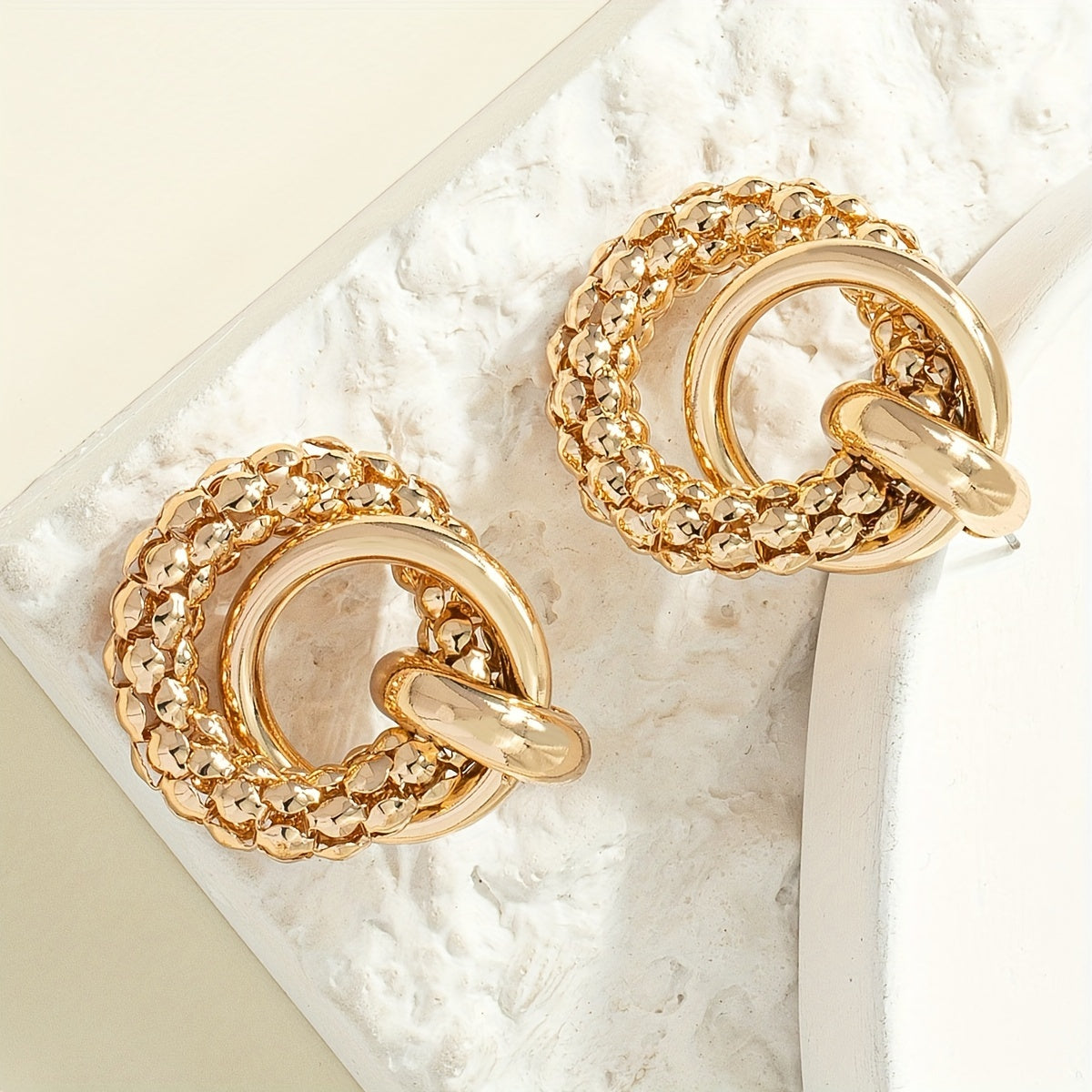 Gouden statement oorbellen met getextureerd cirkelmotief