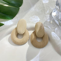Houten oorbellen met ovaal en geribbelde ring
