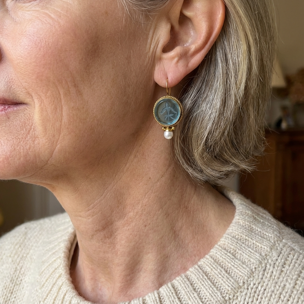 Gouden vintage oorbellen met turquoise intaglio en parel