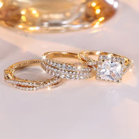 Gouden ringenset met vierkante solitaire en pavé banden