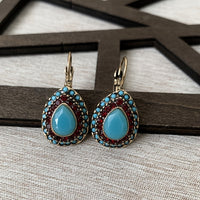 Bohemian bronzen oorbellen met turkoois en rode strass