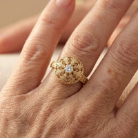 Gouden ring met rond mandala-medaillon en zirkonia