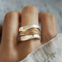 Zilveren ring met gouden draadwikkeling