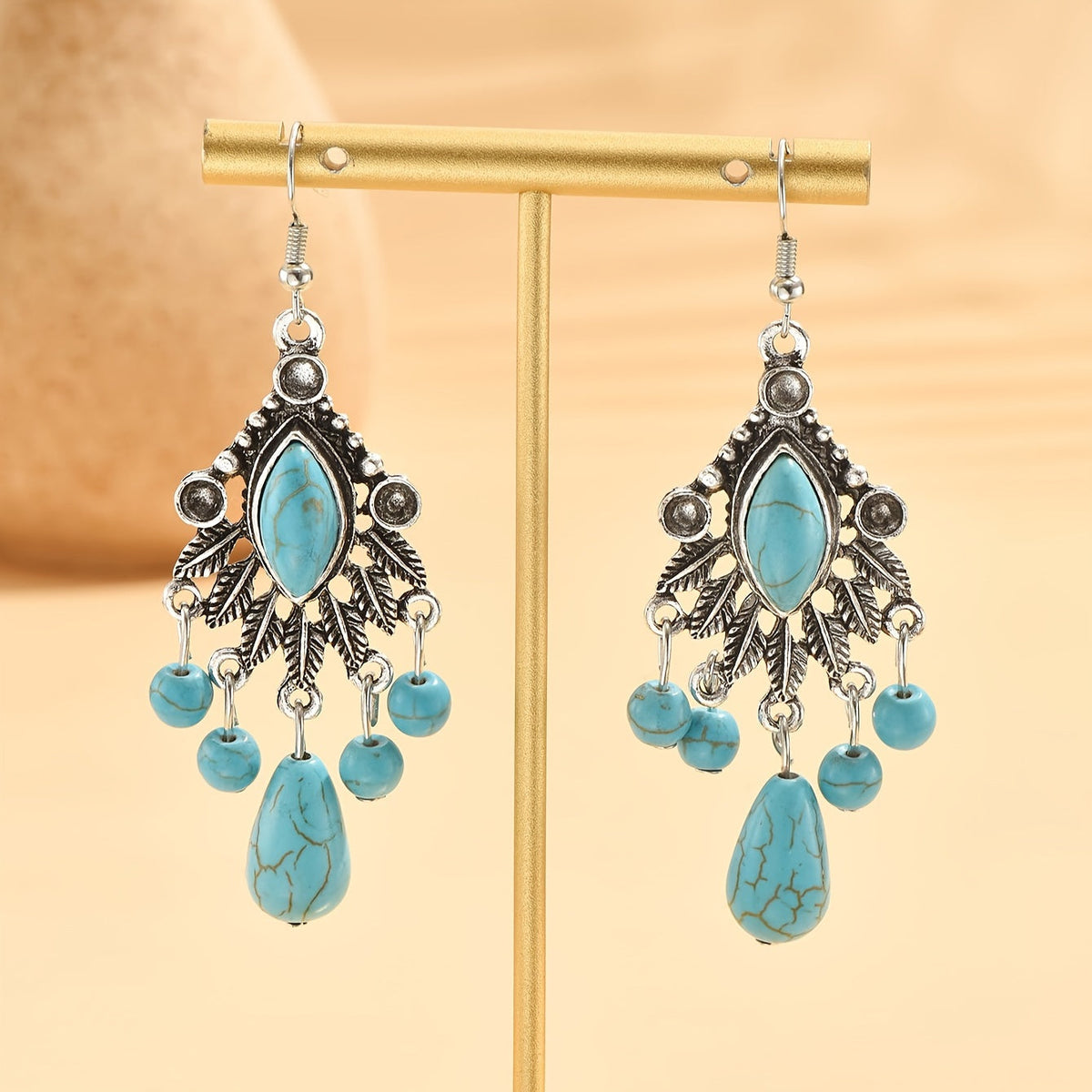 Zilveren bohemian oorbellen met turquoise kralen en bedels