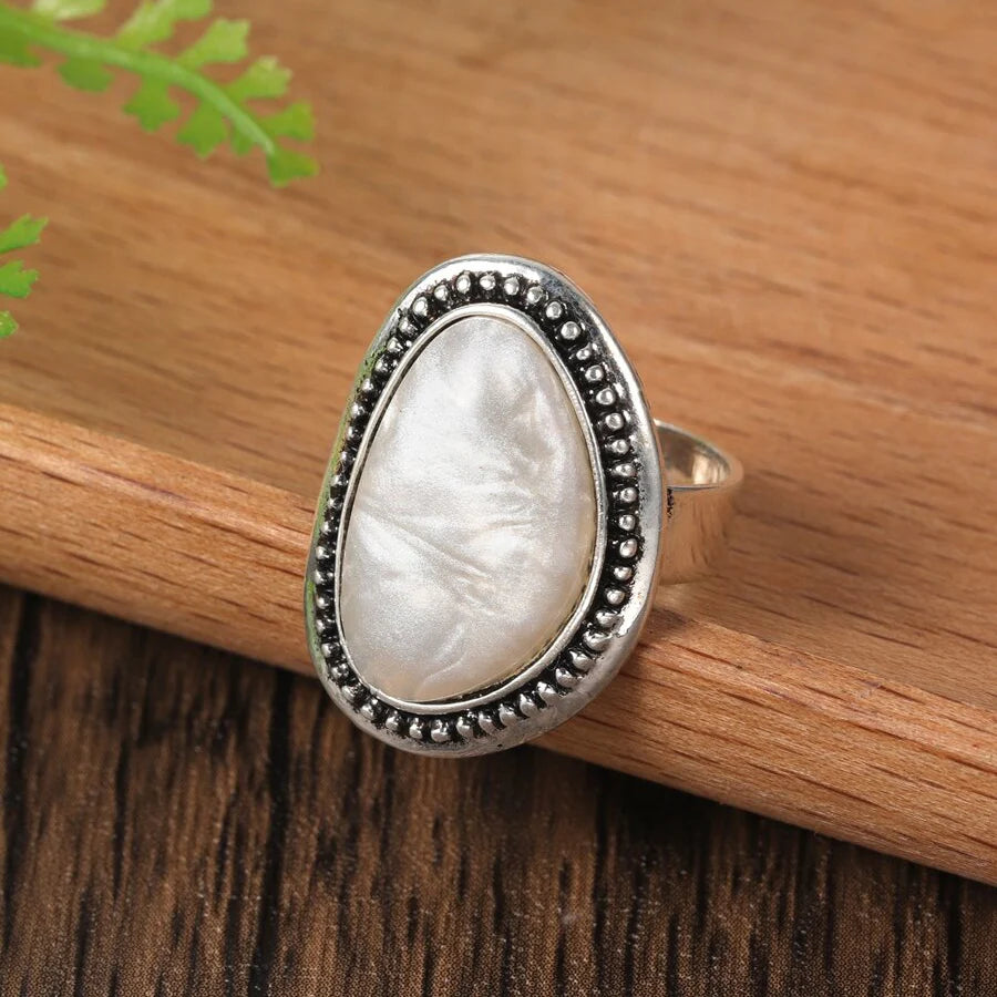 Zilveren ring met grote lichtblauwe ovale steen