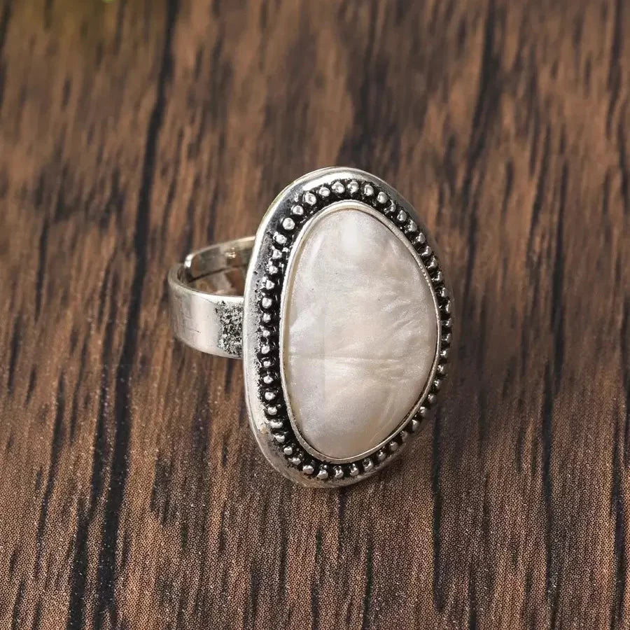 Zilveren ring met grote lichtblauwe ovale steen