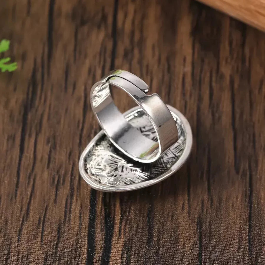 Zilveren ring met grote lichtblauwe ovale steen