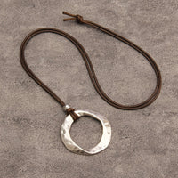 Minimalistische ketting met gehamerde zilveren ringhanger