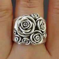Zilveren ring met rozenboeket