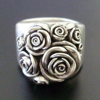 Zilveren ring met rozenboeket