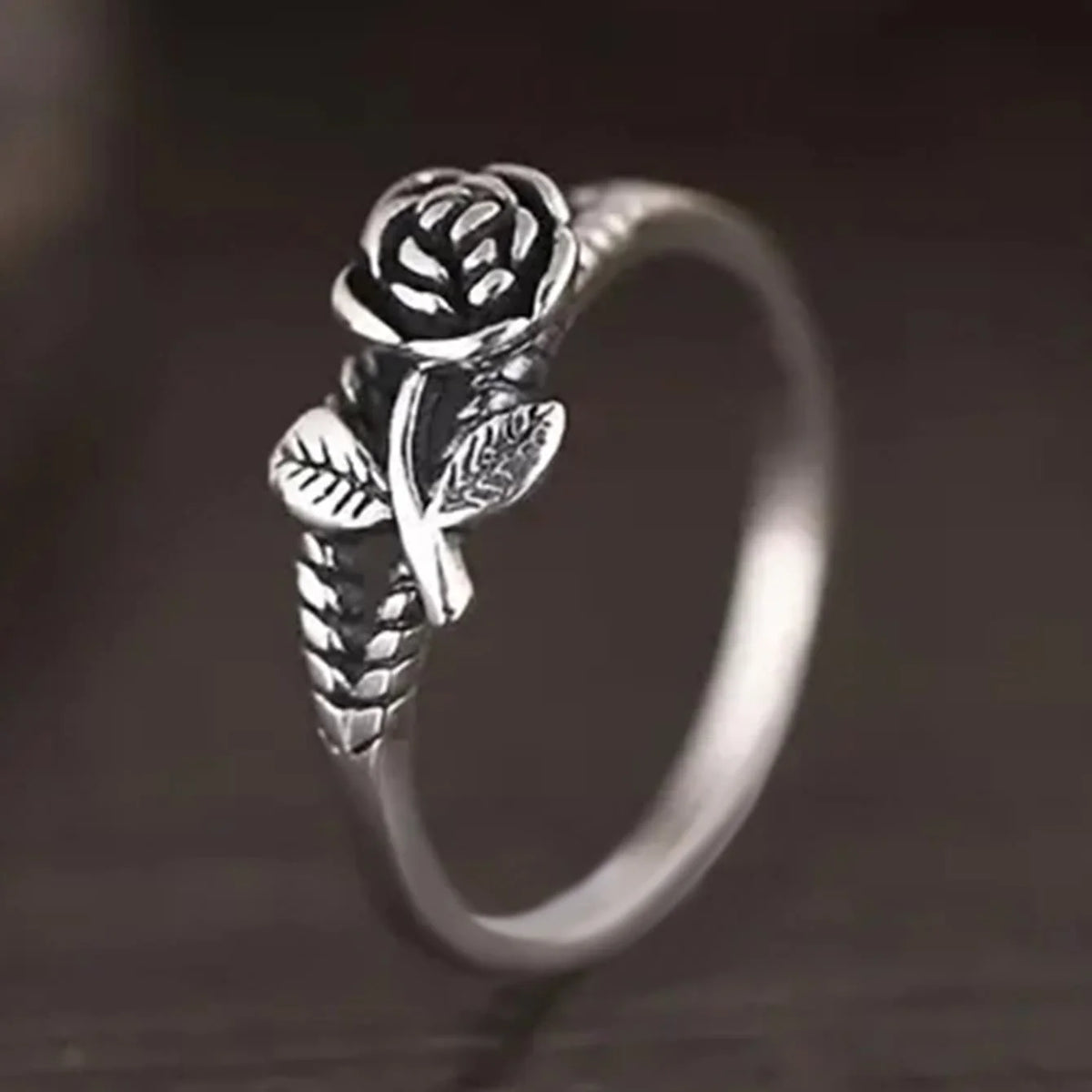 Zilveren ring met roos en bladranken