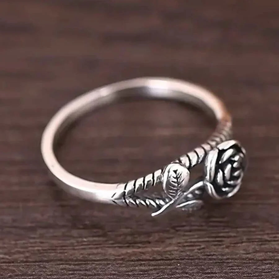 Zilveren ring met roos en bladranken