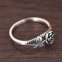 Zilveren ring met roos en bladranken