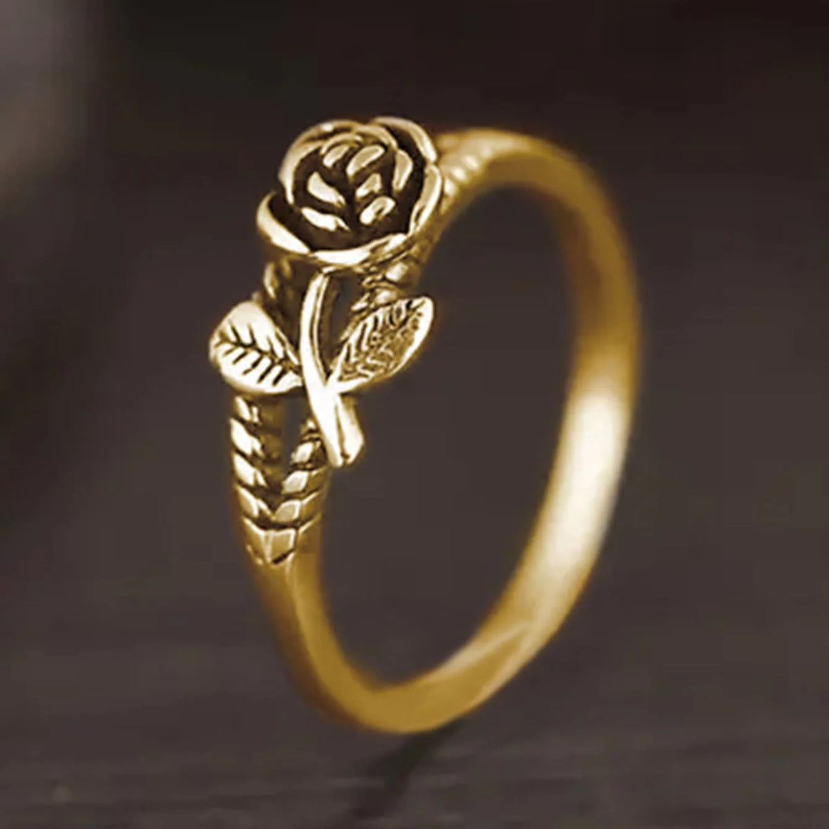 Zilveren ring met roos en bladranken