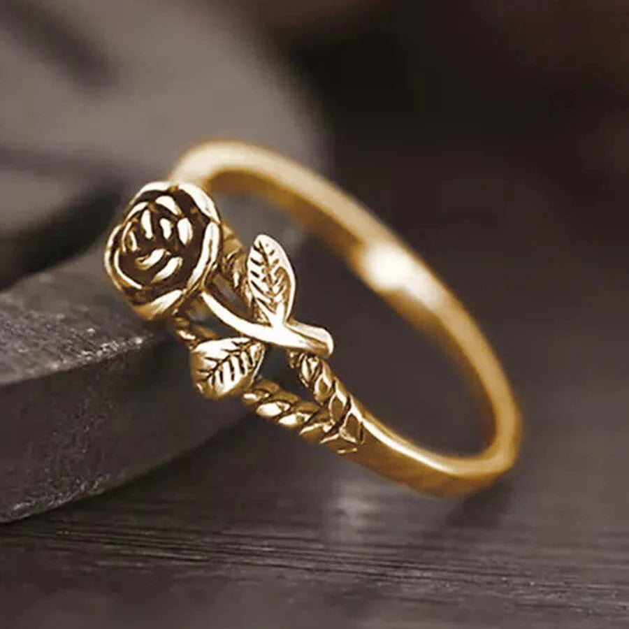 Zilveren ring met roos en bladranken