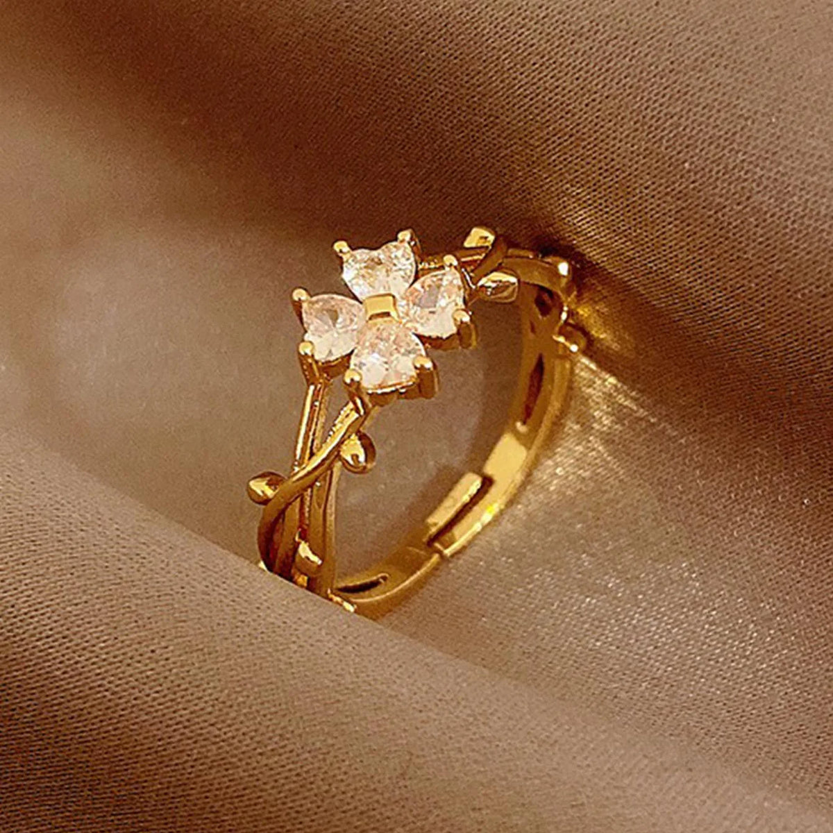 Gouden ring met klavertjevier van witte zirkonia