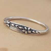 Zilveren ring met gegraveerd bloemmotief