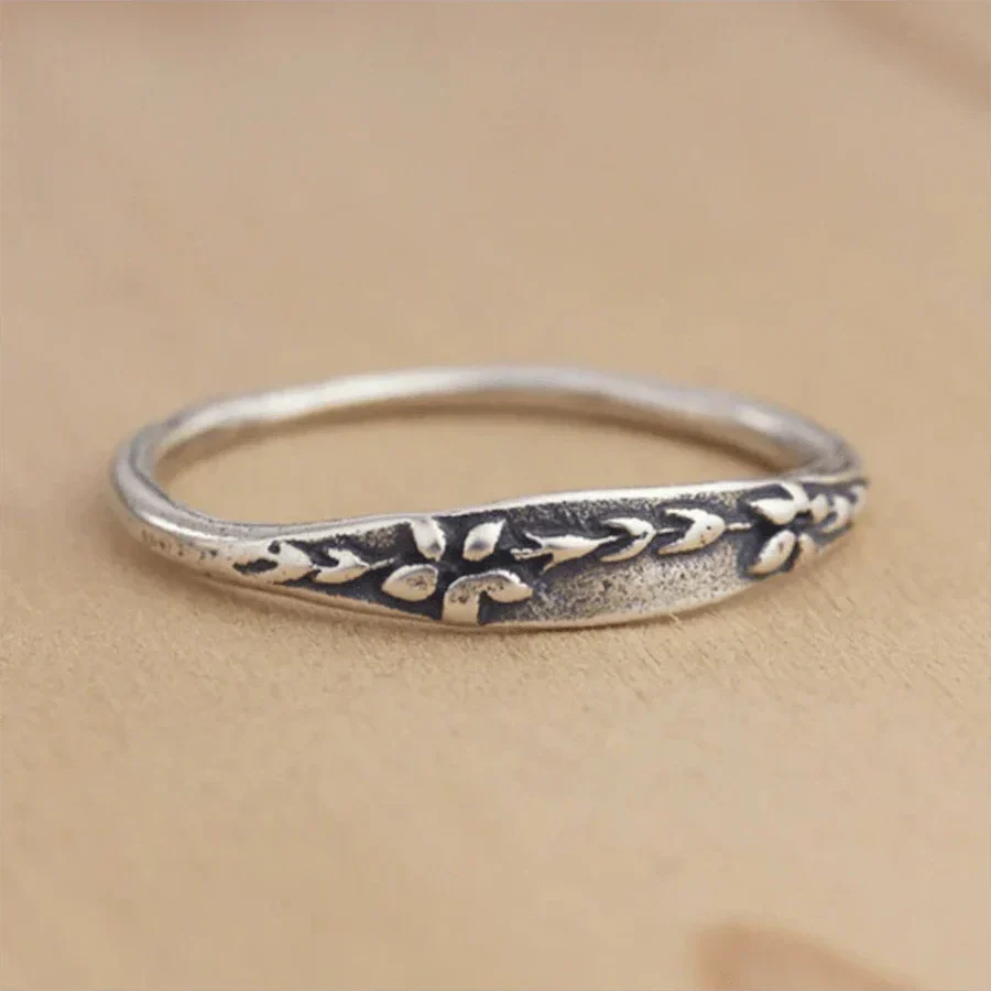 Zilveren ring met gegraveerd bloemmotief