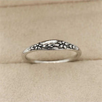 Zilveren ring met gegraveerd bloemmotief