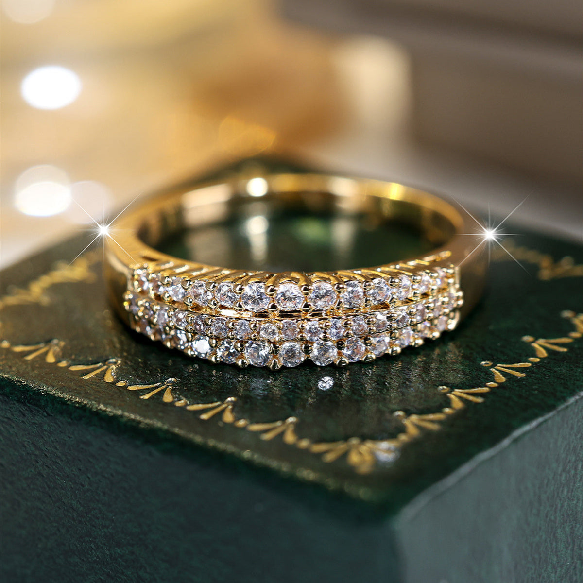 Gouden ring met drie rijen zirkonia