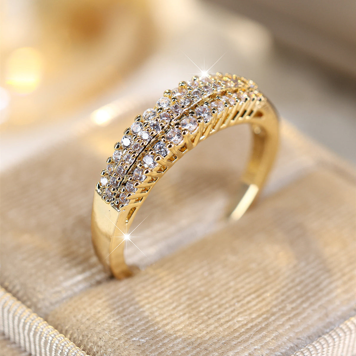 Gouden ring met drie rijen zirkonia