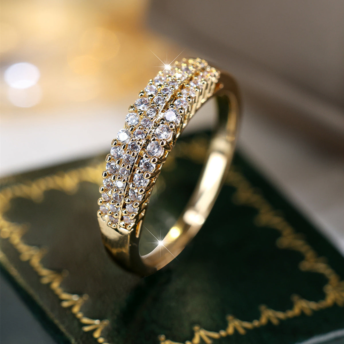 Gouden ring met drie rijen zirkonia