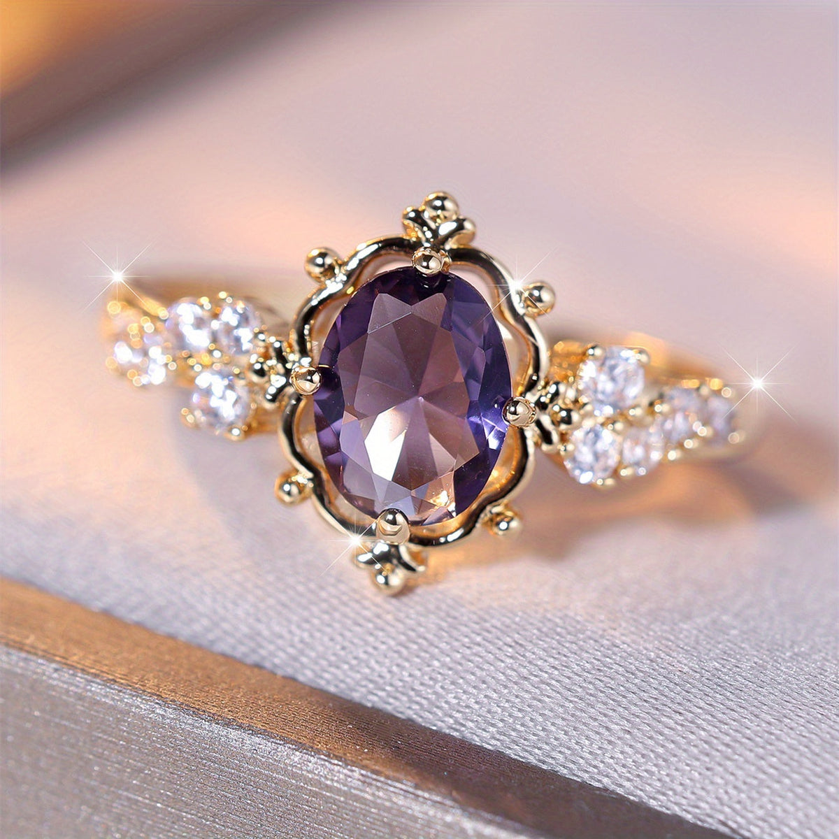 Gouden vintage ring met ovale paarse edelsteen