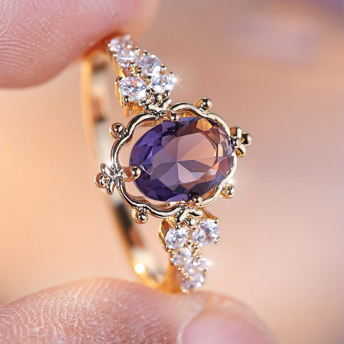Gouden vintage ring met ovale paarse edelsteen