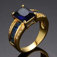 Gouden ring met blauwe steen en zijstenen
