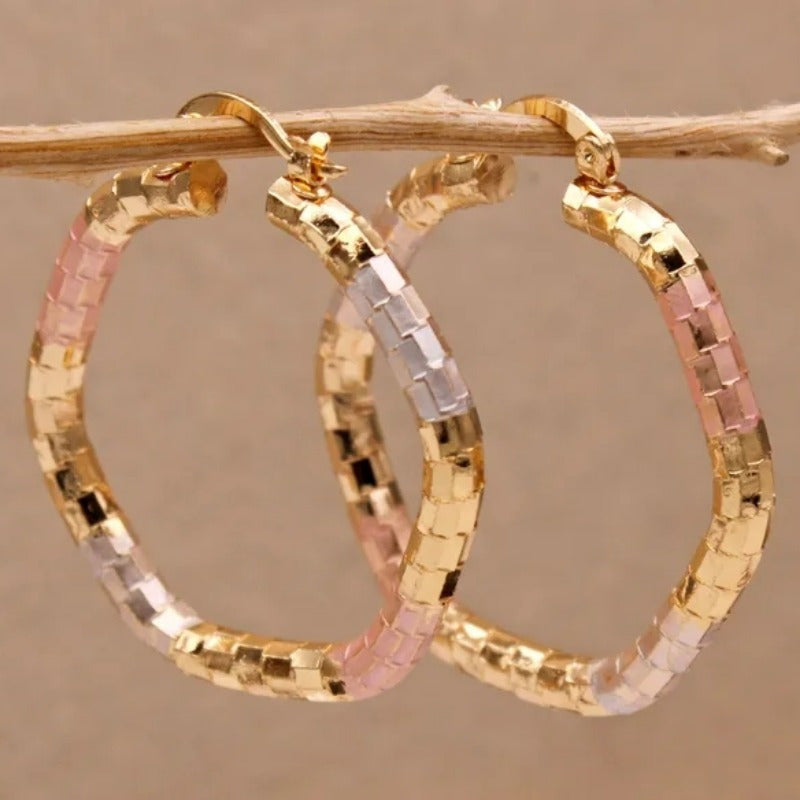 Driekleurige gouden creolen met diamantgeslepen patroon